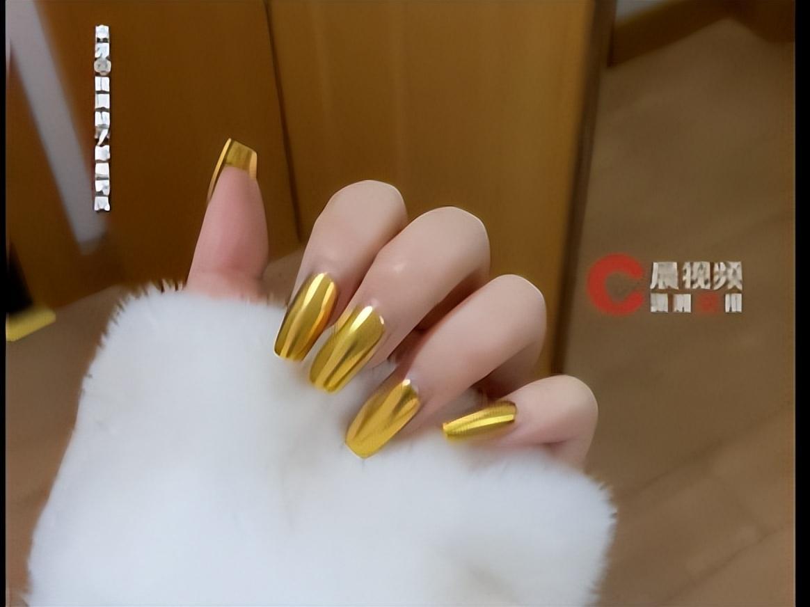 华体会体育-女子用20g黄金打造新年美甲，称用自己穿戴甲定做的，最新回应：是真金，过年就要装一把